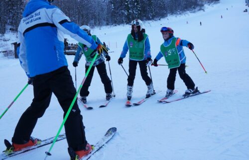 Bambini con sci e caschi colorati durante una lezione sulla neve con la Scuola di Sci Val di Luce – Abetone