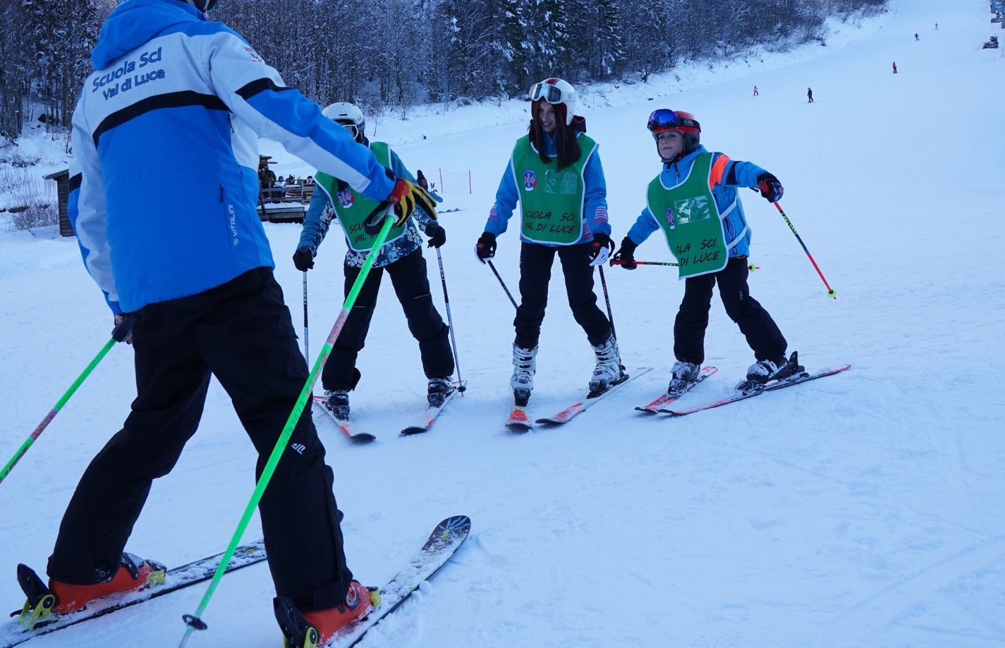 Bambini con sci e caschi colorati durante una lezione sulla neve con la Scuola di Sci Val di Luce – Abetone