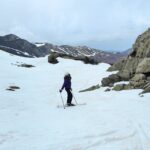 Scialpinista in discesa durante una sessione di freeride con la Scuola di Sci Val di Luce – Abetone, tra neve fresca e pendii incontaminati