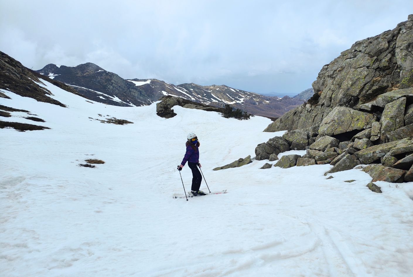 Scialpinista in discesa durante una sessione di freeride con la Scuola di Sci Val di Luce – Abetone, tra neve fresca e pendii incontaminati