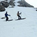 Atleta in azione durante una sessione di freestyle sulla neve con la Scuola di Sci Val di Luce – Abetone, tra salti, trick e acrobazie in snowpark