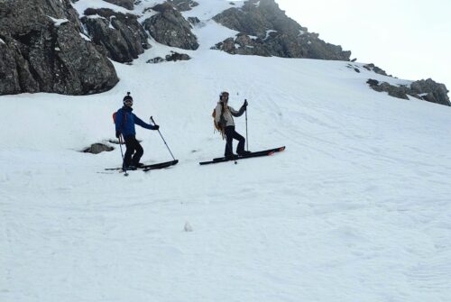 Atleta in azione durante una sessione di freestyle sulla neve con la Scuola di Sci Val di Luce – Abetone, tra salti, trick e acrobazie in snowpark
