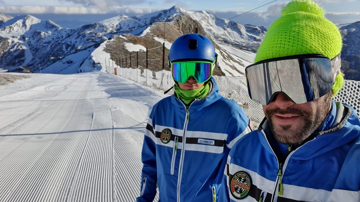 Maestri della Scuola di Sci Val di Luce – Abetone riuniti sulla neve in tenuta da sci, pronti ad accogliere bambini e adulti per lezioni sulla neve dell’Appennino