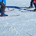 Adulti durante una lezione di sci con la Scuola di Sci Val di Luce – Abetone, in pista con maestri qualificati e panorama innevato