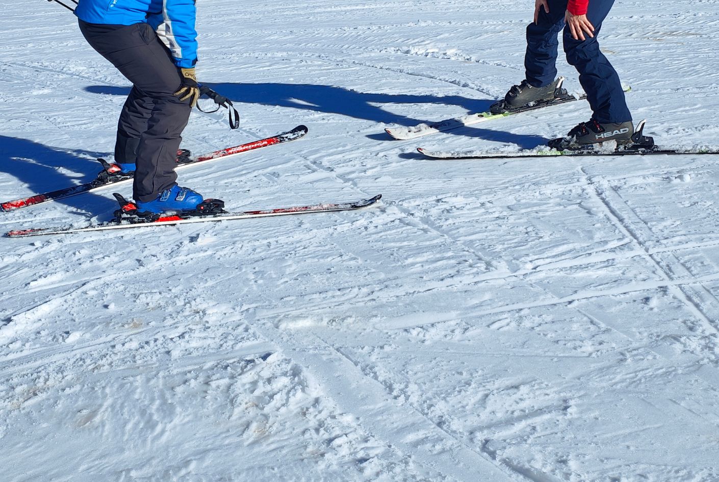 Adulti durante una lezione di sci con la Scuola di Sci Val di Luce – Abetone, in pista con maestri qualificati e panorama innevato