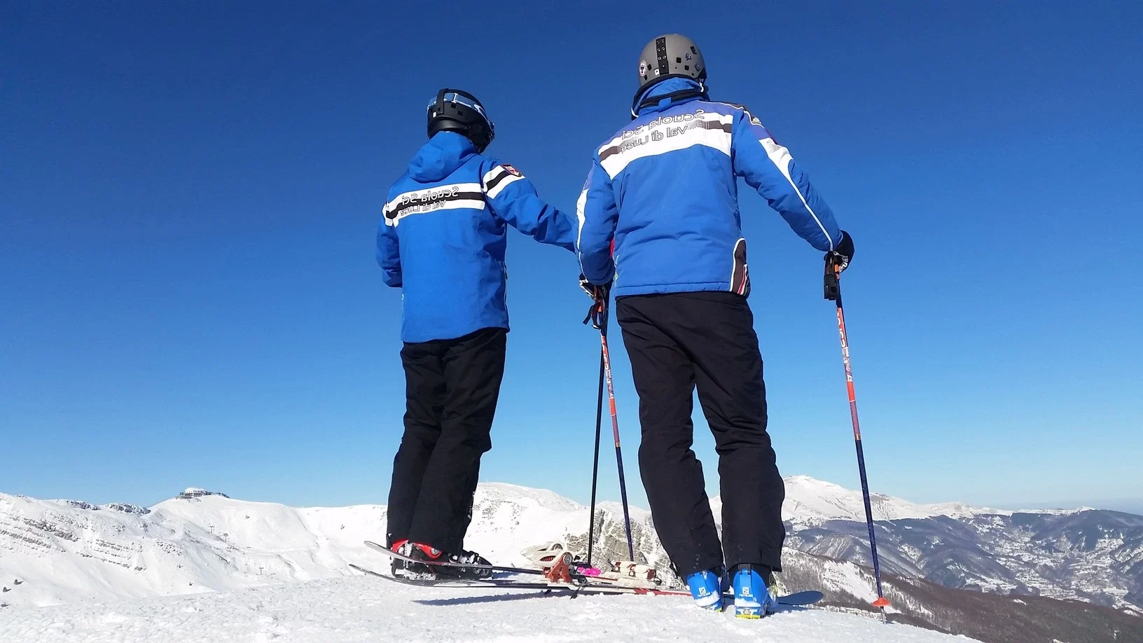 Bambini e maestri della Scuola di Sci Val di Luce – Abetone durante una lezione sulla neve, in un paesaggio invernale dell’Appennino toscano